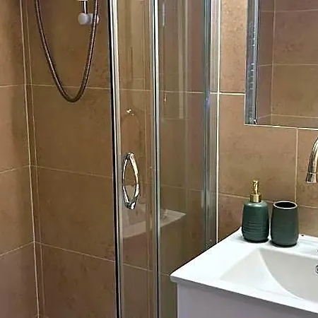 Brand New - Centre 3* Bradford (West Yorkshire)